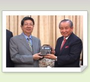 Wind-up radios to make an impact in Cambodia