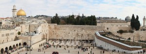 Panoramic view of Israel's West Gate. (Image courtesy sheepdog85 via Wikimedia Commons)
