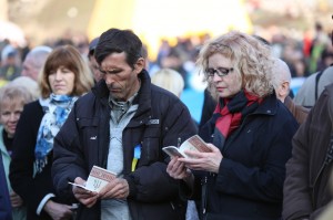 Ukrainians reading Gospel of Luke (Photo by Russian Ministries)