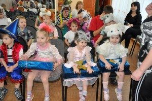 Children in Irkutsk, Russia receive Gift of Hope boxes (2013). 