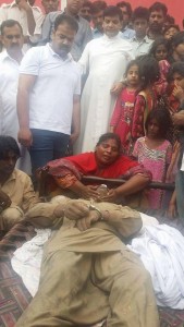 Mourners surround the body of 25-year old Farman Masih. (Photo courtesy Forgotten Missionaries International)