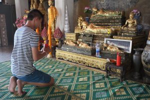 Unreached praying to Buddha