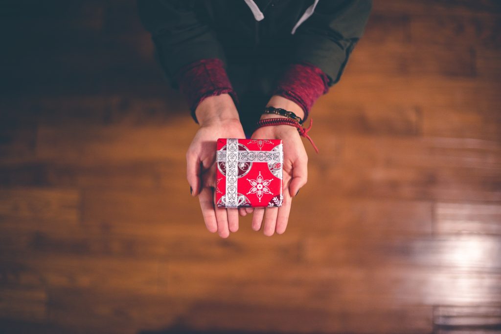 give, sfm, unsplash