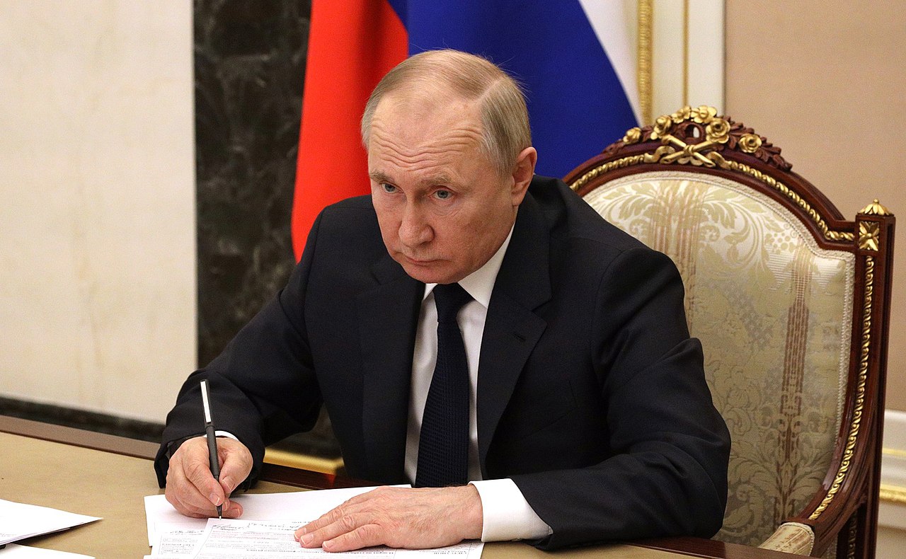 Russia hints at loosening nuclear policy