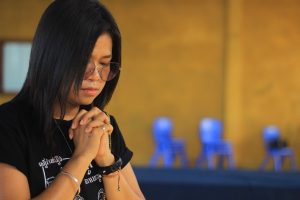 https://pixabay.com/photos/woman-praying-pray-study-bible-6759411/