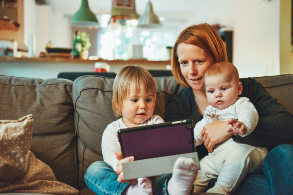 stock, Unsplash, mom, kids, children, iPad