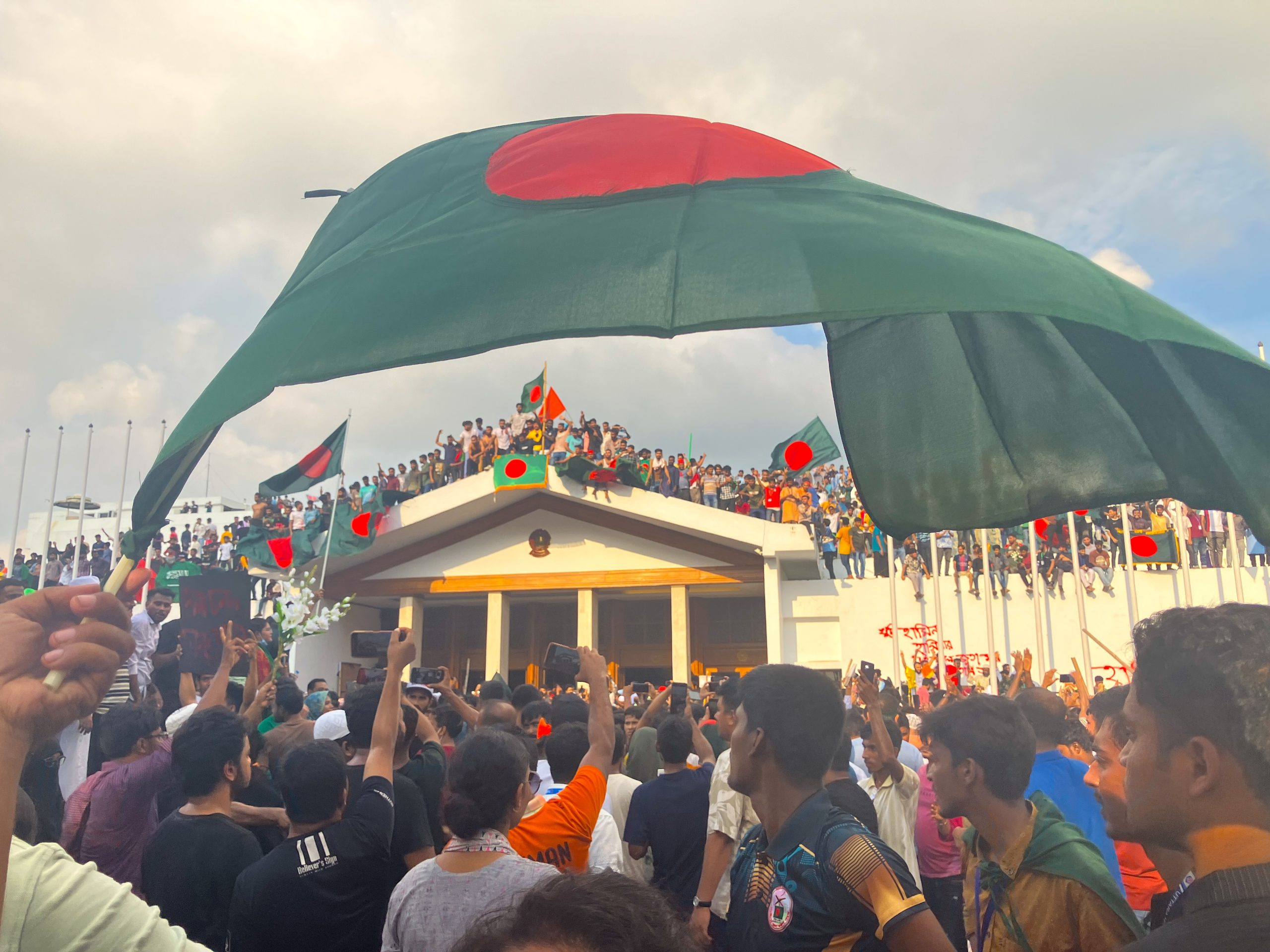 Bangladesh protestors target minorities after prime minister flees